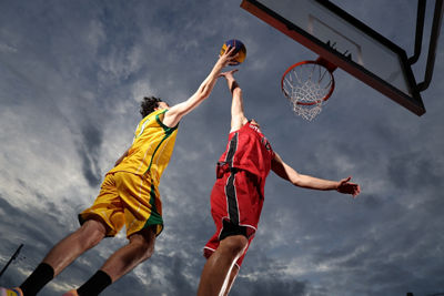 RF24-105mm F2.8 L IS USM Z - Basketball Players Playing