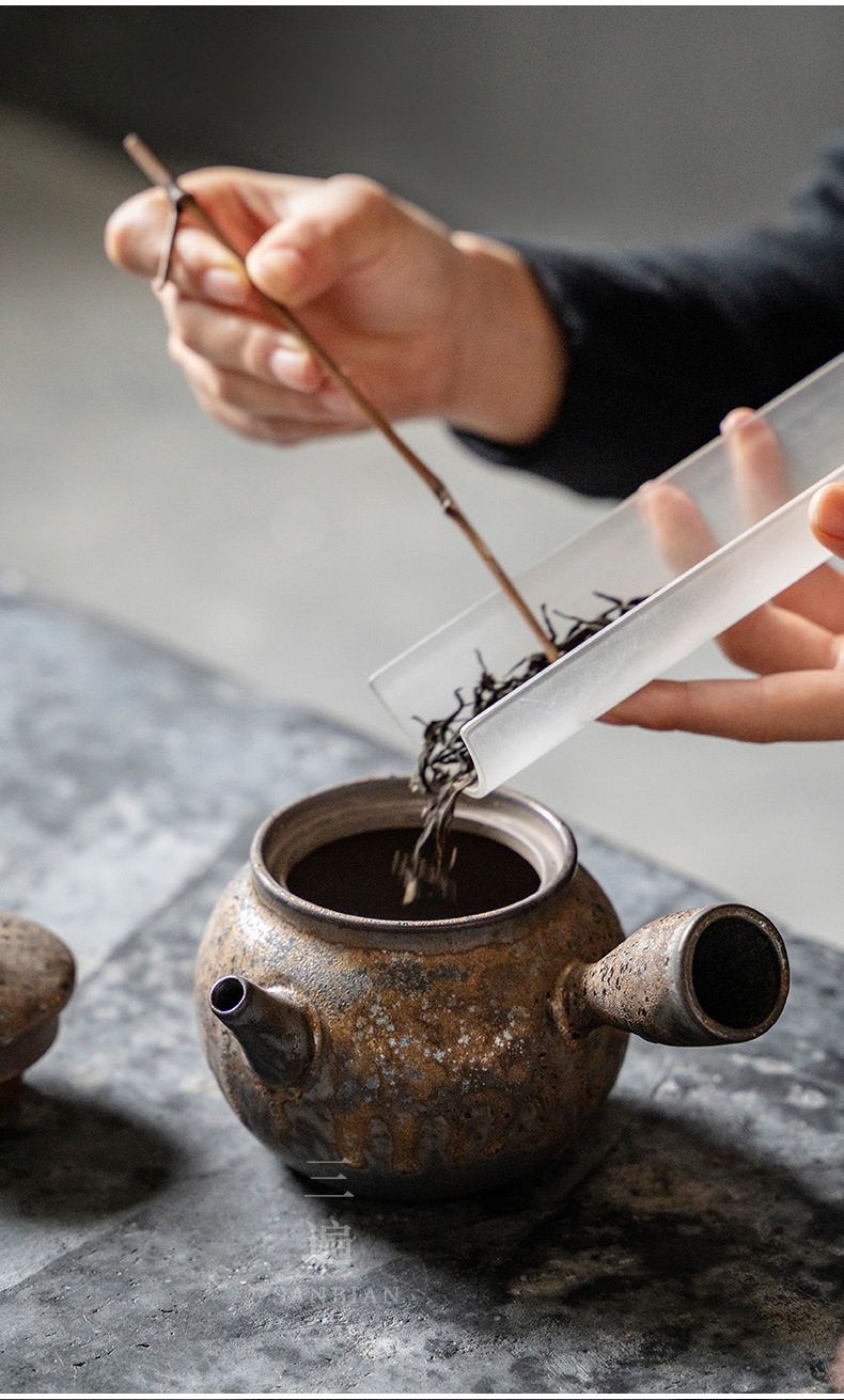 Rust Glaze Side Handle Pot_09.jpg