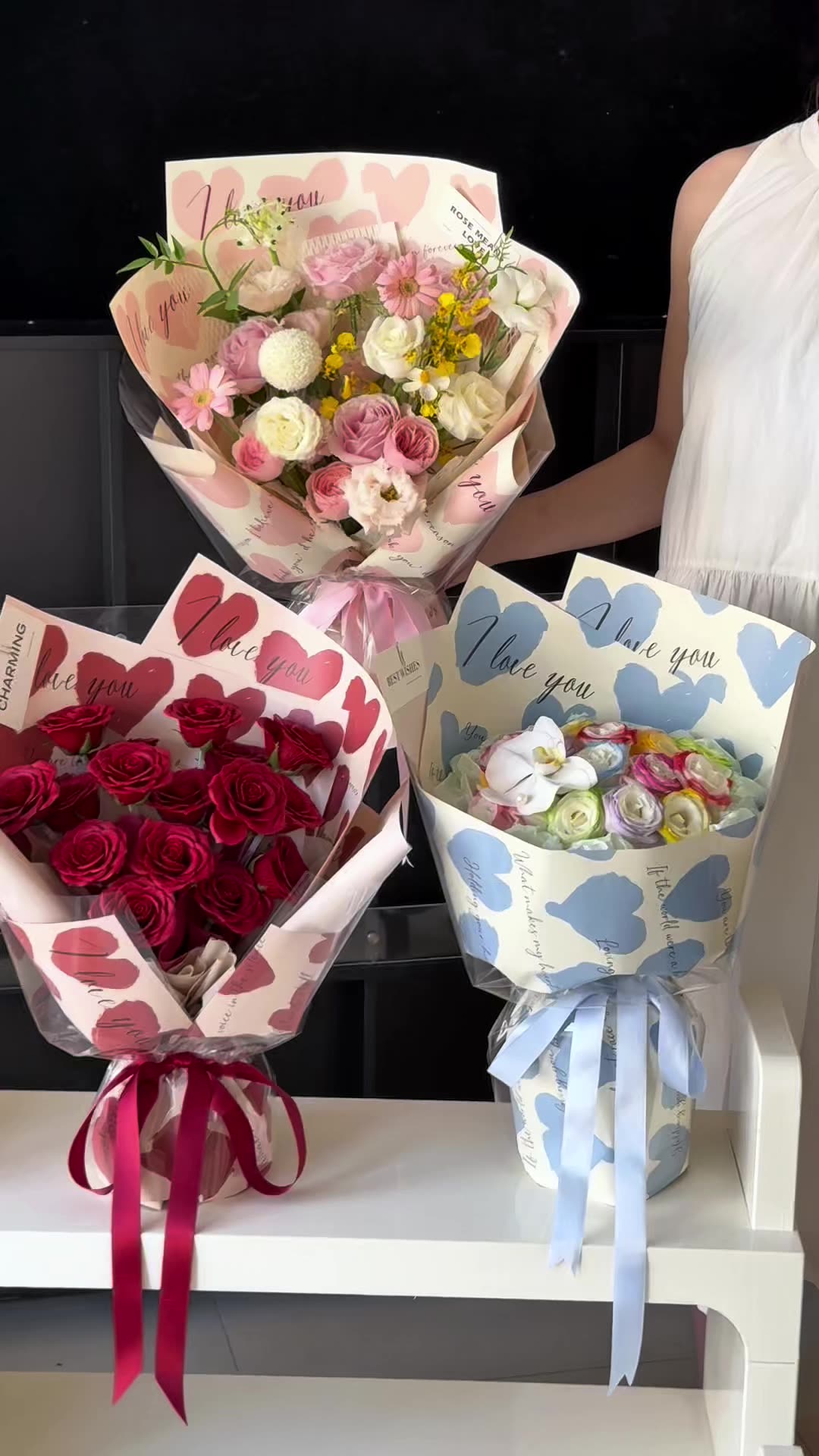 Papel para Envolver Flores con Motivo de Corazón - Qixi y San Valentín - Papel Impermeable de Gran Tamaño para Floristería - Venta al por Mayor (Mín. 500 Hojas)