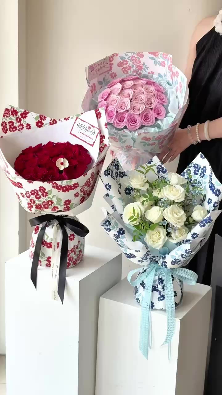 Papel para Envolver Flores con Estampado de Flores Densas 'Floral Cluster' - Film Impermeable Extra Grueso - Diseño de Moda para Florerías - Venta al por Mayor (Mín. 100 Unidades)