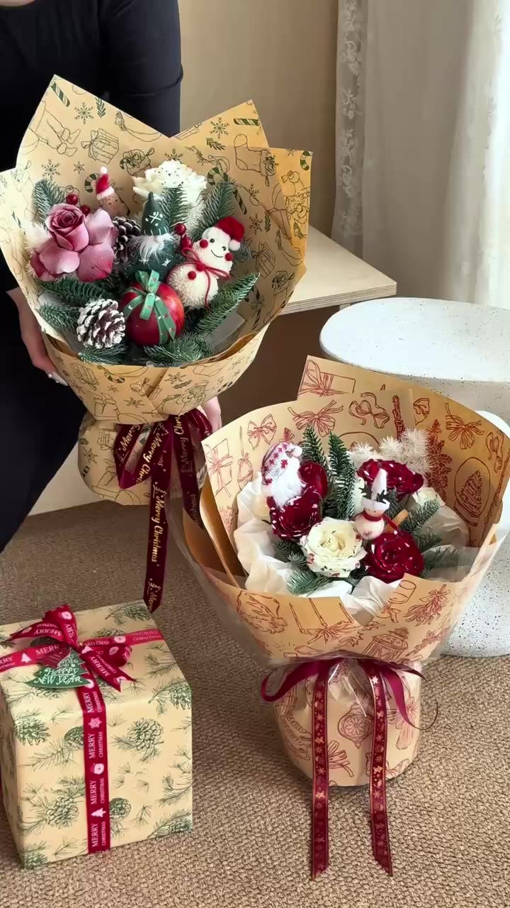 Papel Kraft para Envolver Flores con Estampado Navideño (Santa Claus, Piñas) - Nuevo Diseño 2024 - Suministro Exclusivo para Mayoristas - Ideal para Temporada Navideña