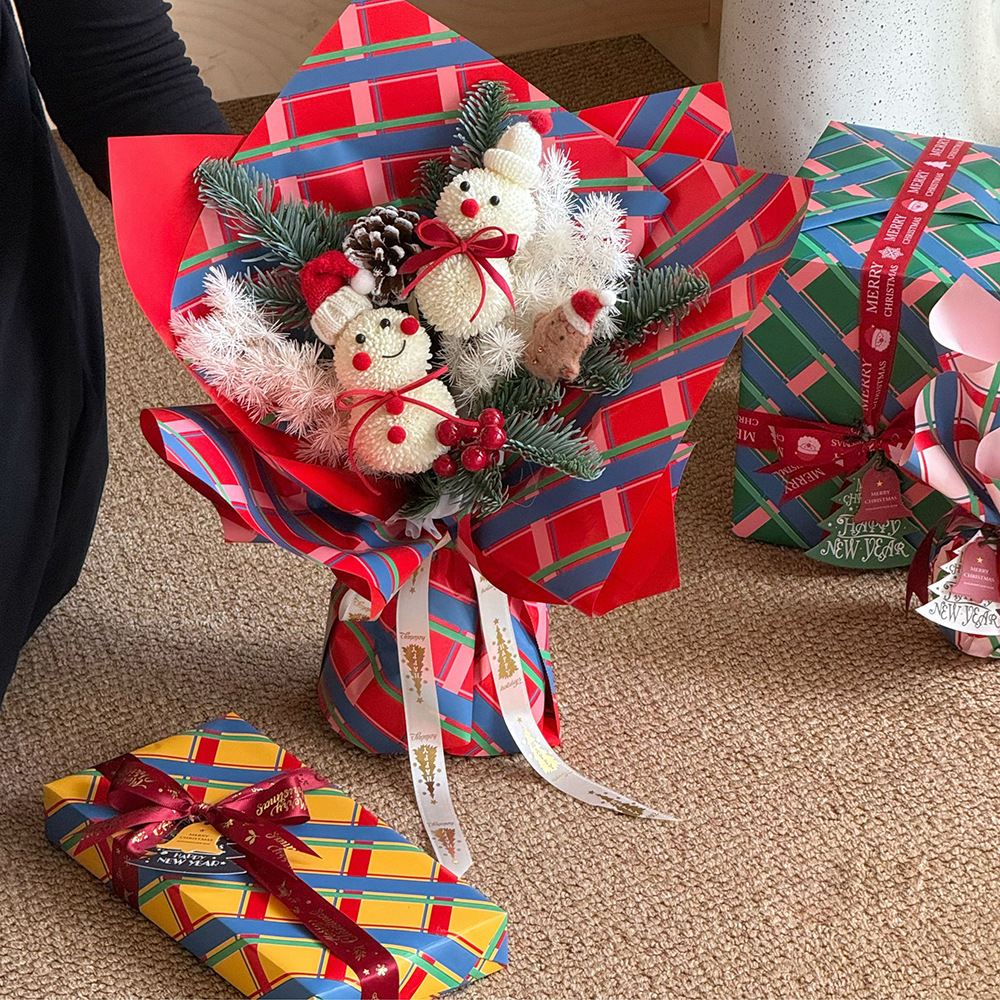 Papel para Regalo a Cuadros Navideños (Rojo y Verde) - Diseño Clásico para Flores, Regalos y Cumpleaños - Suministro Exclusivo para Mayoristas - Temporada 2025