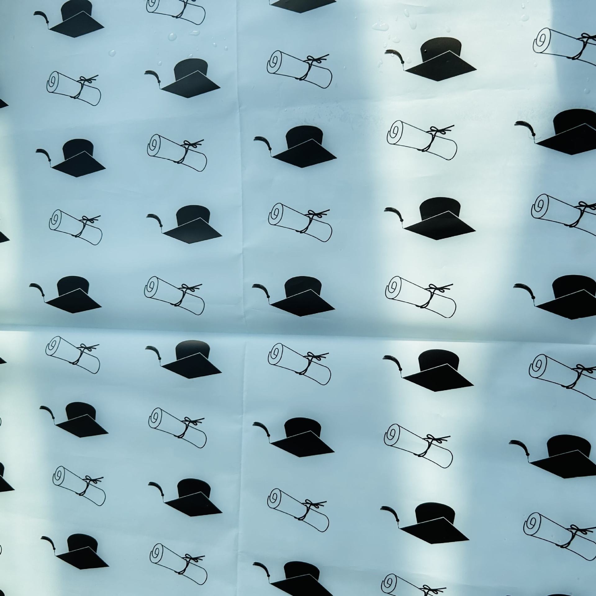 Papel para Ramos de Graduación con Estampado de Birrete y Estilo Elegante - Tema para Fiesta de Graduación Universitaria - Suministro para Floristerías y Mayoristas