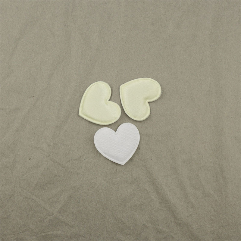 Corazones de Satén de 3.4cm - Componentes para Fabricación de Accesorios de Pelo, Ropa, Muñecas y Manualidades - Proveedor Mayorista