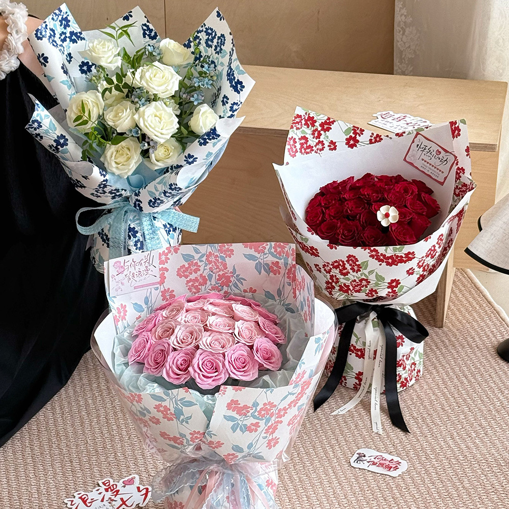 Papel para Envolver Flores con Estampado de Flores Densas 'Floral Cluster' - Film Impermeable Extra Grueso - Diseño de Moda para Florerías - Venta al por Mayor (Mín. 100 Unidades)