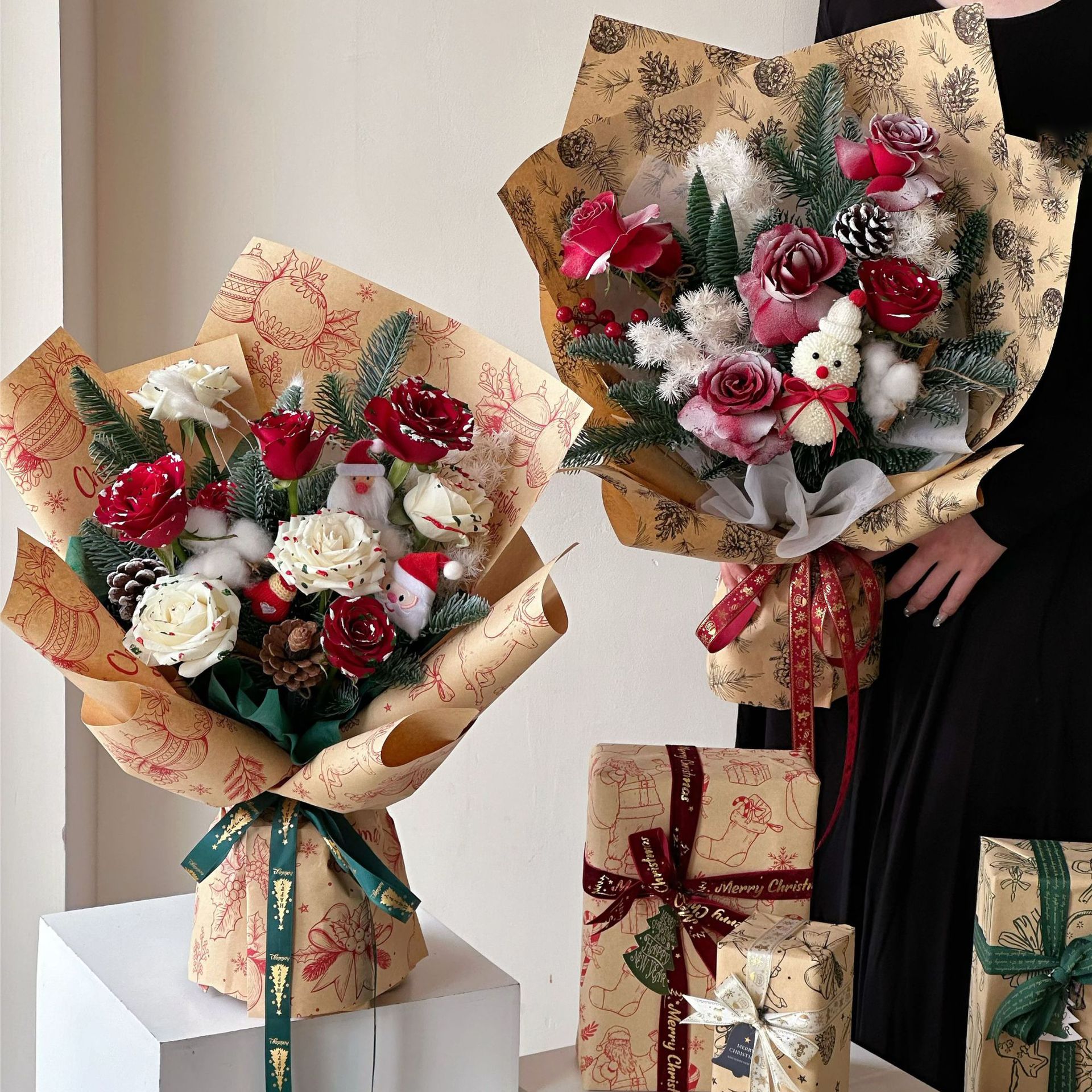 Papel Kraft para Envolver Flores con Estampado Navideño (Santa Claus, Piñas) - Nuevo Diseño 2024 - Suministro Exclusivo para Mayoristas - Ideal para Temporada Navideña