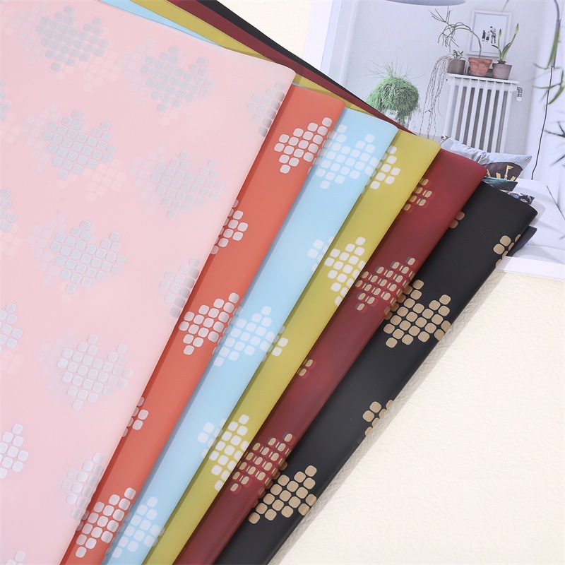 Papel para Flores con Puntos de Corazones - Superficie Mate Impermeable - Fabricante Directo de Material para Floristería - Venta al por Mayor (Mín. 300 Rollos)