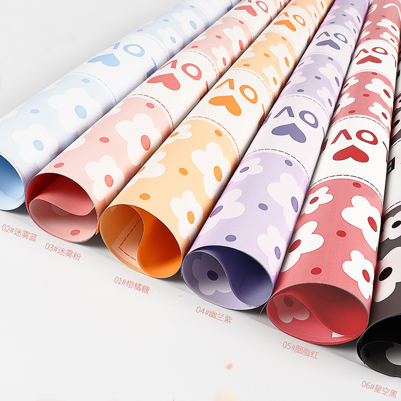 Papel para Flores con Diseño 'Love' y Corazones Dulces - Para Declaraciones de Amor y San Valentín - Acabado de Lujo para Bouquets Románticos - Venta al por Mayor para Florerías