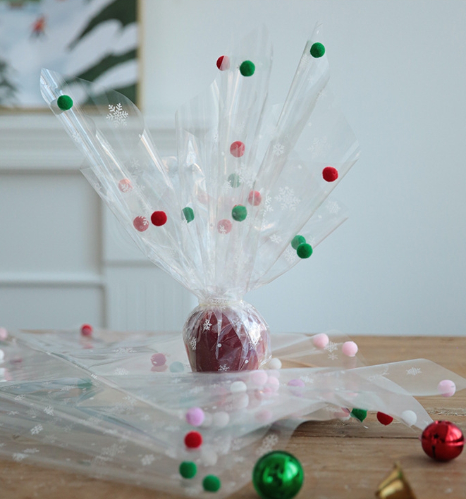 Papel Celofán Navideño con Pompones y Copos de Nieve - Para Ramos de Fresas y Manzanas de Nochebuena | DIY y Floristería-ywys