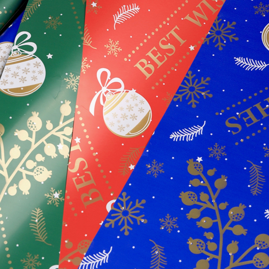 Papel Impermeable para Flores con Diseño de Esferas y Campanas Navideñas