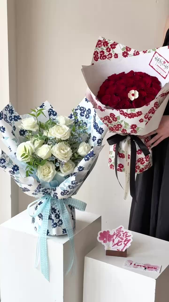 Papel para Envolver Flores con Estampado de Flores Densas 'Floral Cluster' - Film Impermeable Extra Grueso - Diseño de Moda para Florerías - Venta al por Mayor (Mín. 100 Unidades)