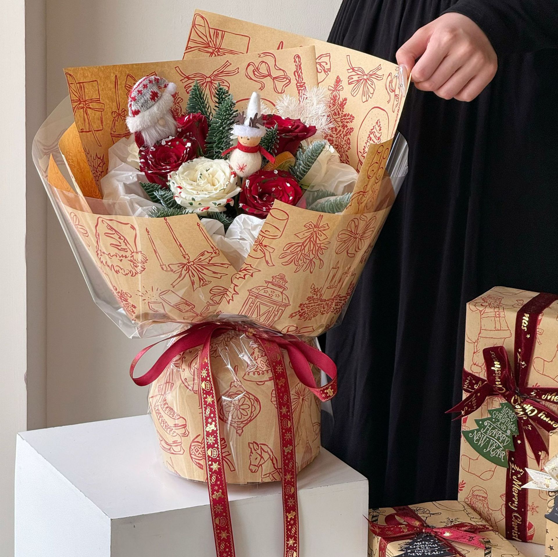 Papel Kraft para Envolver Flores con Estampado Navideño (Santa Claus, Piñas) - Nuevo Diseño 2024 - Suministro Exclusivo para Mayoristas - Ideal para Temporada Navideña