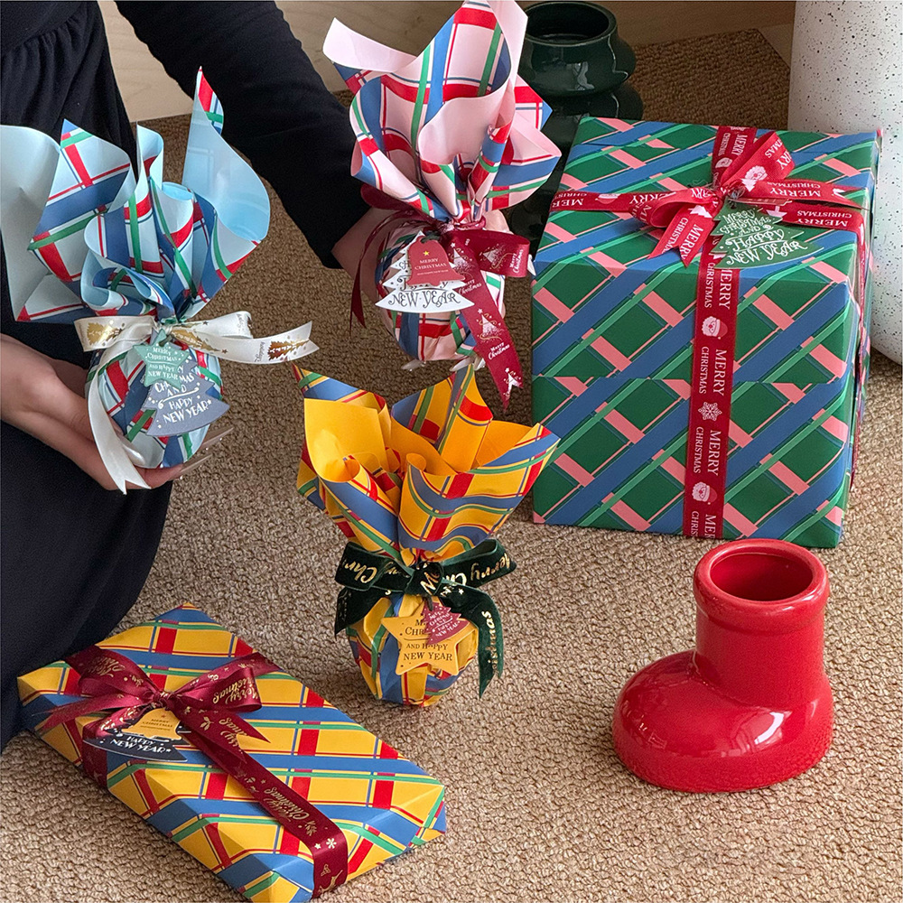 Papel para Regalo a Cuadros Navideños (Rojo y Verde) - Diseño Clásico para Flores, Regalos y Cumpleaños - Suministro Exclusivo para Mayoristas - Temporada 2025