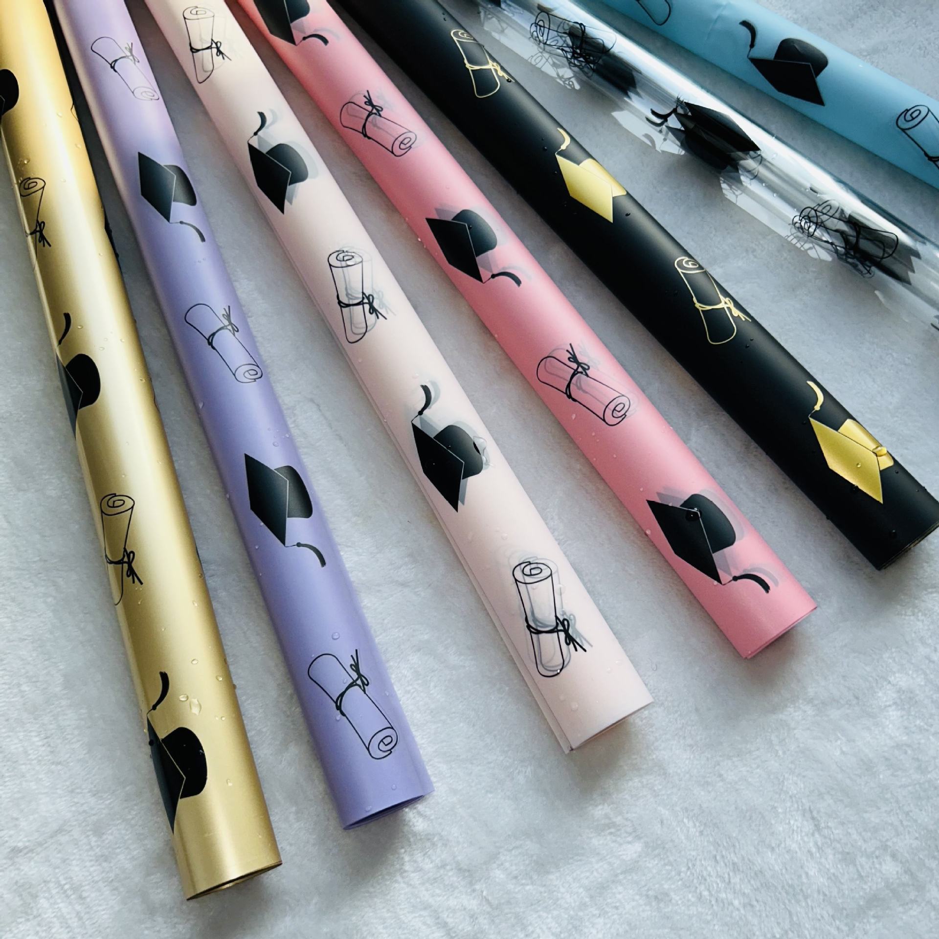 Papel para Ramos de Graduación con Estampado de Birrete y Estilo Elegante - Tema para Fiesta de Graduación Universitaria - Suministro para Floristerías y Mayoristas