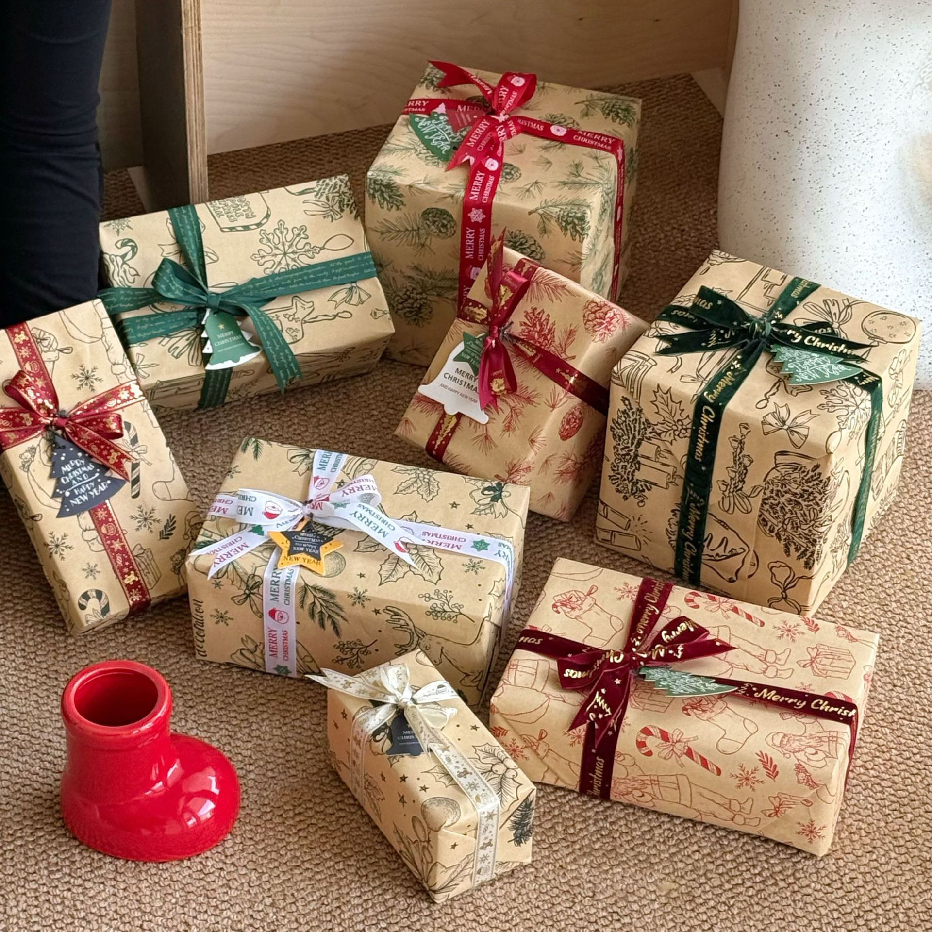 Papel Kraft para Envolver Flores con Estampado Navideño (Santa Claus, Piñas) - Nuevo Diseño 2024 - Suministro Exclusivo para Mayoristas - Ideal para Temporada Navideña