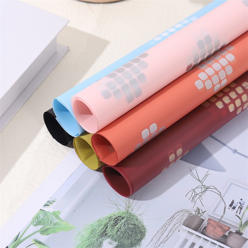 Papel para Flores con Puntos de Corazones - Superficie Mate Impermeable - Fabricante Directo de Material para Floristería - Venta al por Mayor (Mín. 300 Rollos)