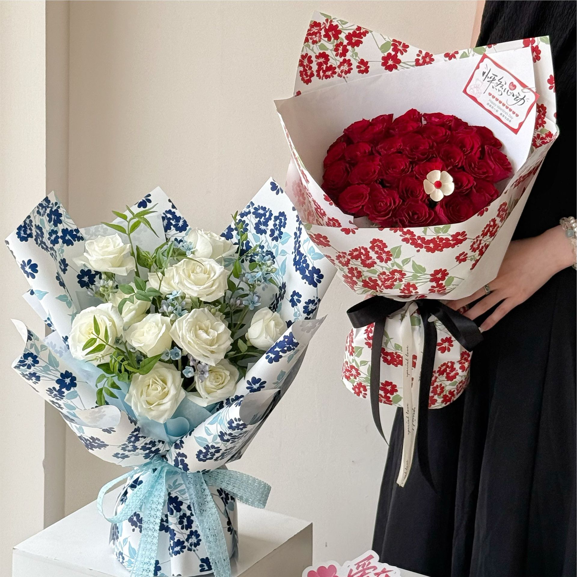 Papel para Envolver Flores con Estampado de Flores Densas 'Floral Cluster' - Film Impermeable Extra Grueso - Diseño de Moda para Florerías - Venta al por Mayor (Mín. 100 Unidades)