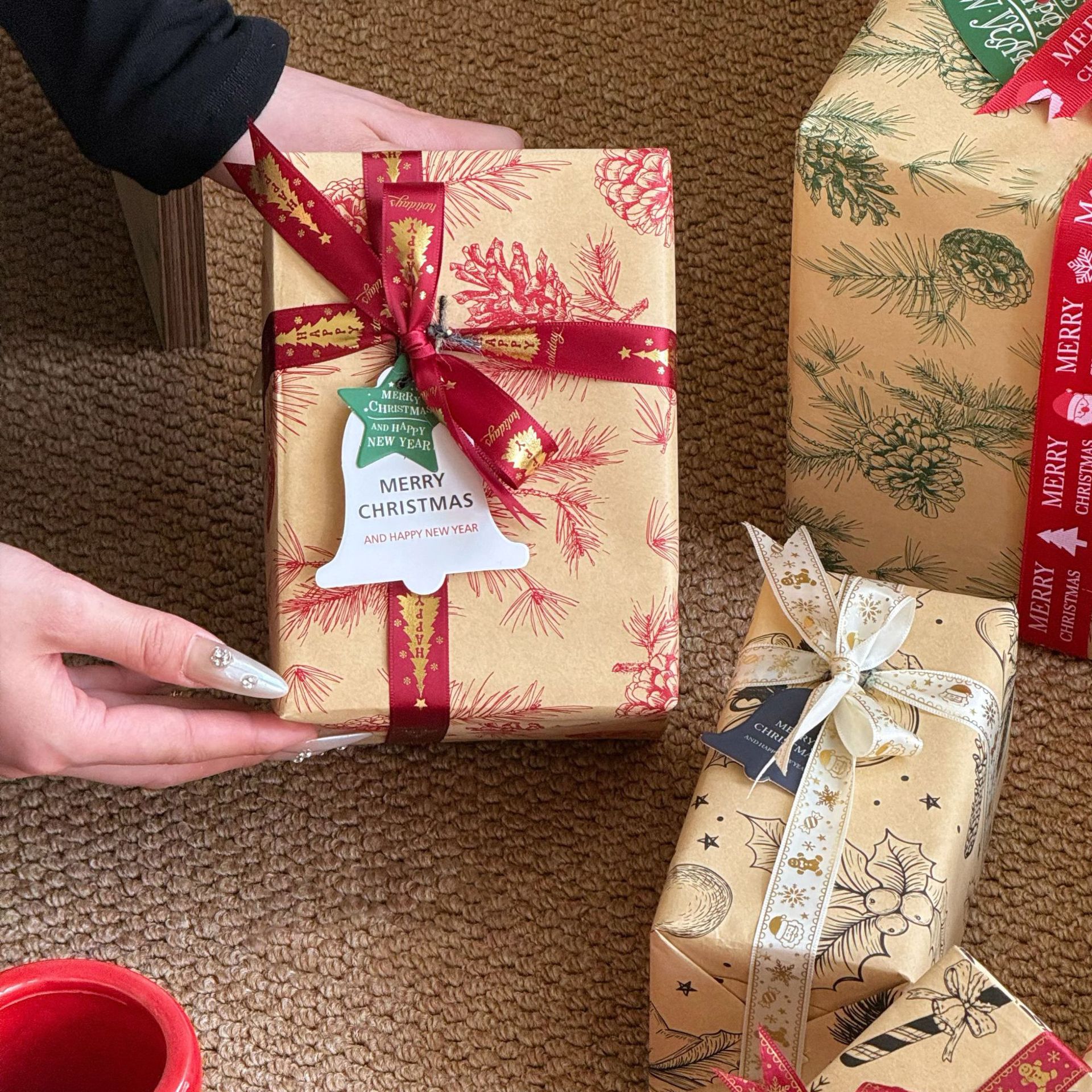 Papel Kraft para Envolver Flores con Estampado Navideño (Santa Claus, Piñas) - Nuevo Diseño 2024 - Suministro Exclusivo para Mayoristas - Ideal para Temporada Navideña