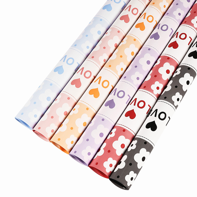 Papel para Flores con Diseño 'Love' y Corazones Dulces - Para Declaraciones de Amor y San Valentín - Acabado de Lujo para Bouquets Románticos - Venta al por Mayor para Florerías