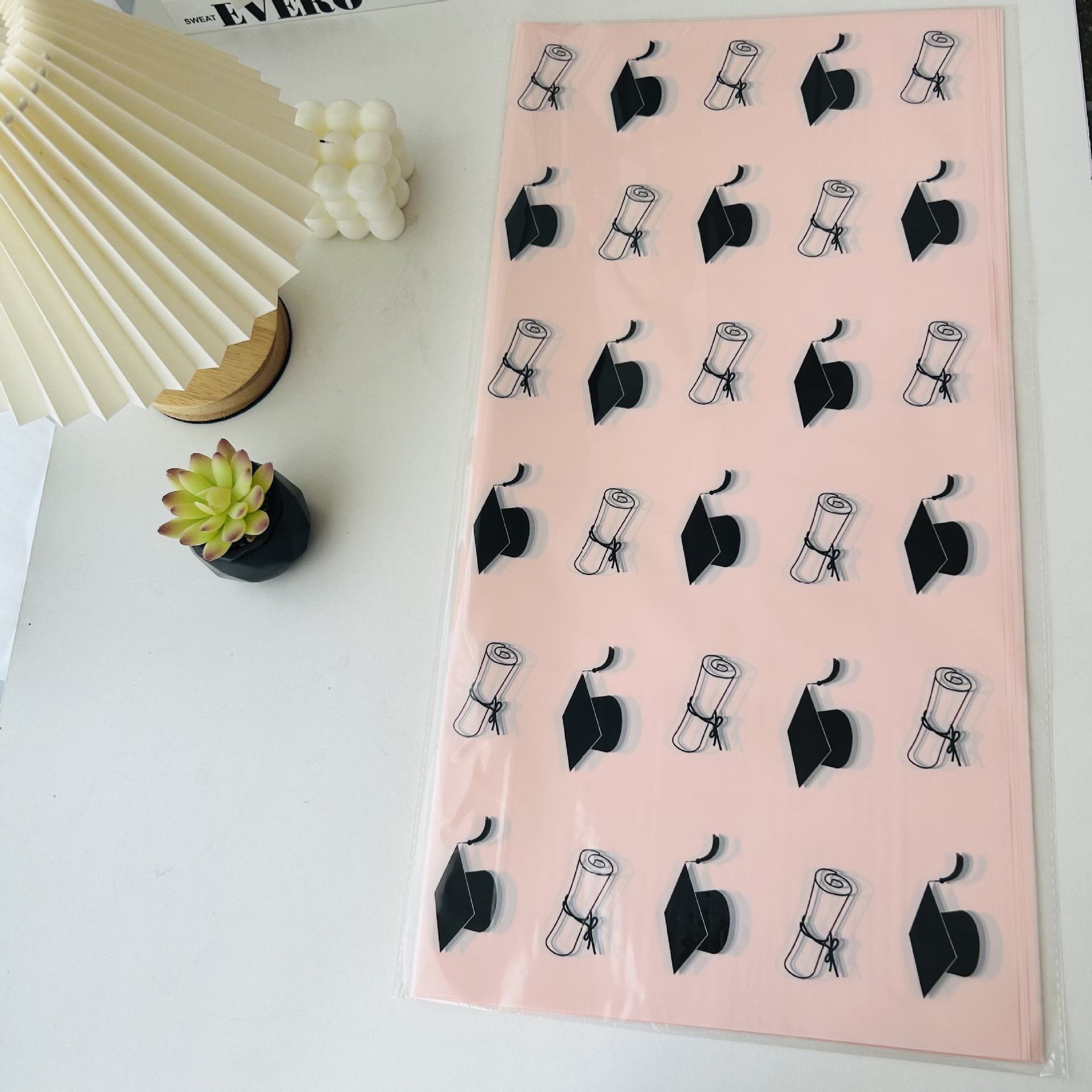 Papel para Ramos de Graduación con Estampado de Birrete y Estilo Elegante - Tema para Fiesta de Graduación Universitaria - Suministro para Floristerías y Mayoristas