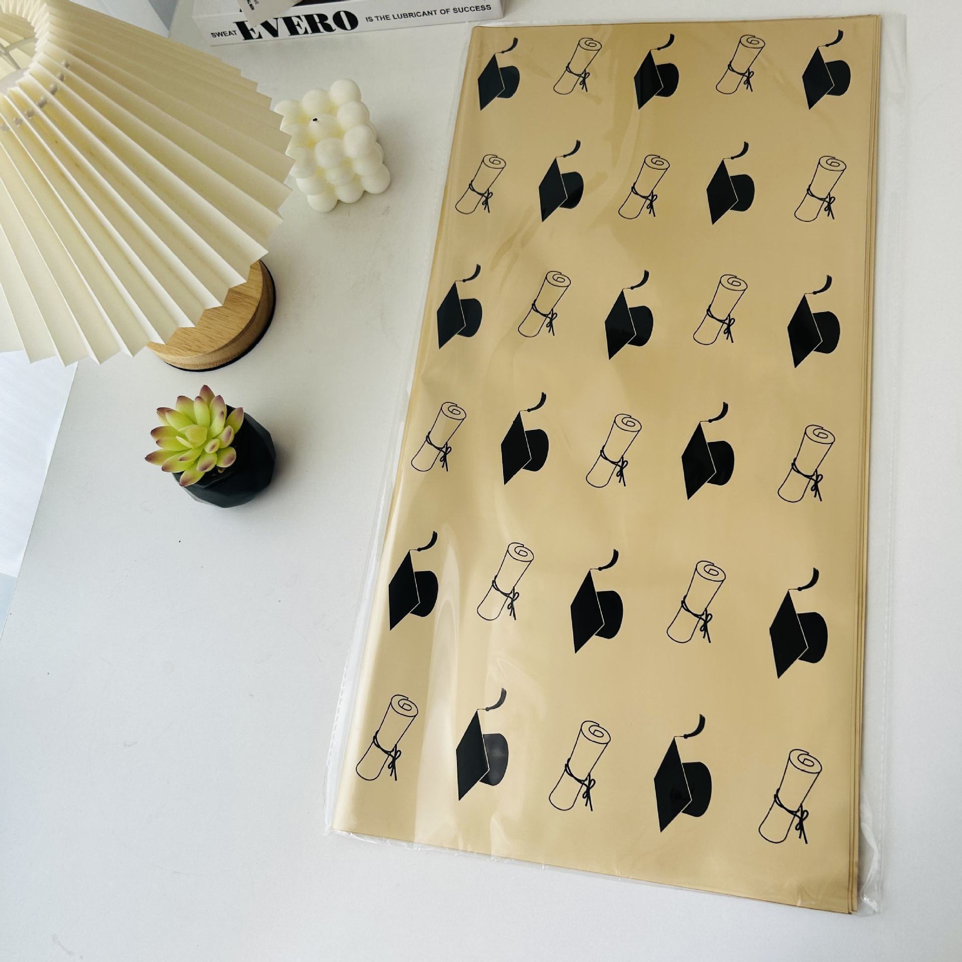 Papel para Ramos de Graduación con Estampado de Birrete y Estilo Elegante - Tema para Fiesta de Graduación Universitaria - Suministro para Floristerías y Mayoristas