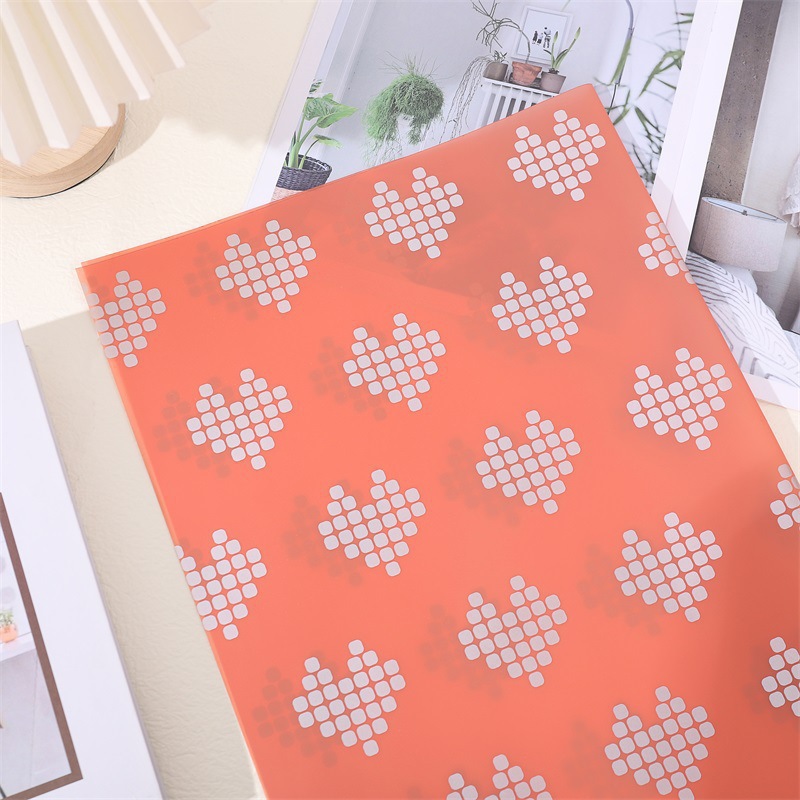 Papel para Flores con Puntos de Corazones - Superficie Mate Impermeable - Fabricante Directo de Material para Floristería - Venta al por Mayor (Mín. 300 Rollos)