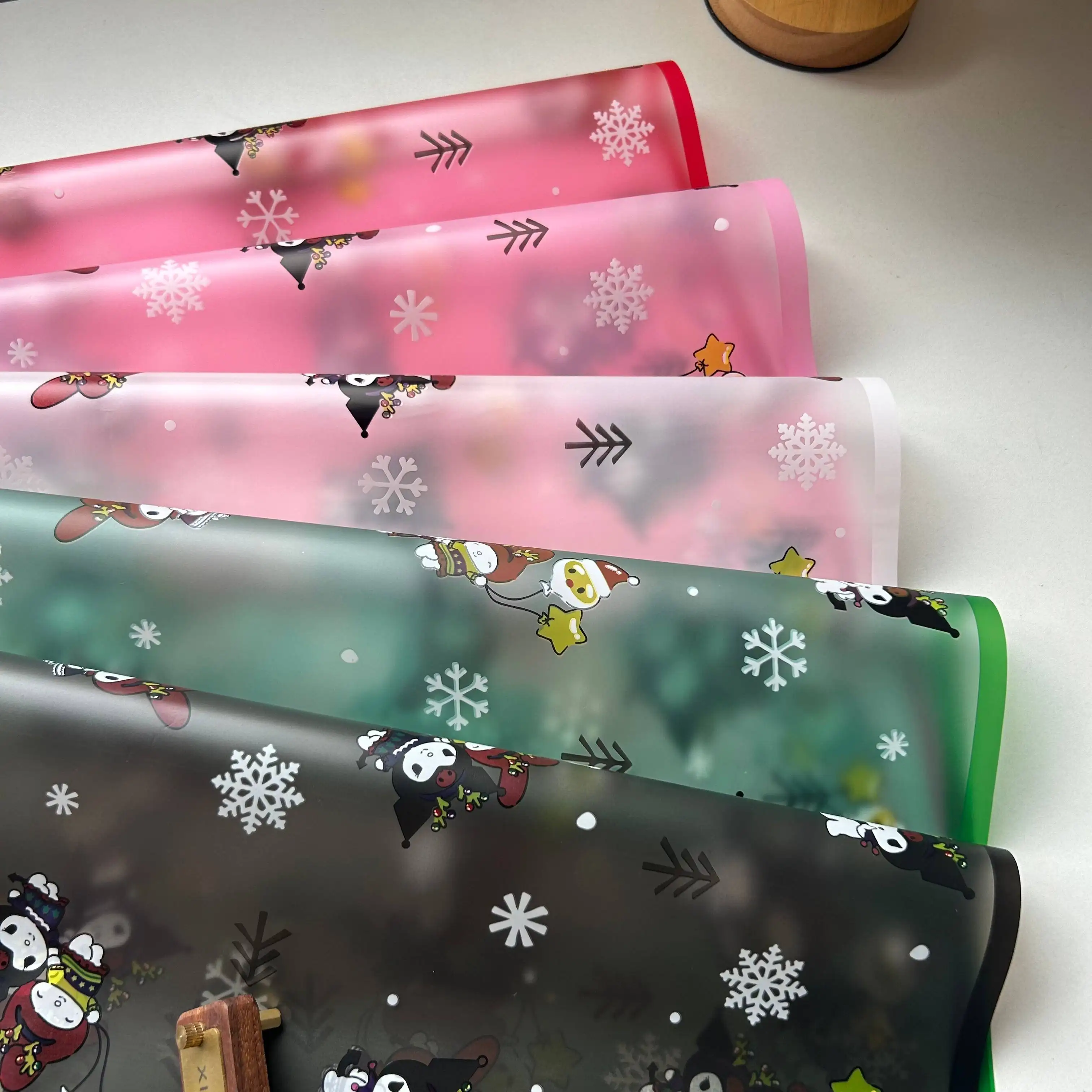 Papel Coreano Navideño Kuromi - Tono Sólido con Contorno Metálico (Edición Coleccionista) | Rollos de Lujo para Flores-ywys