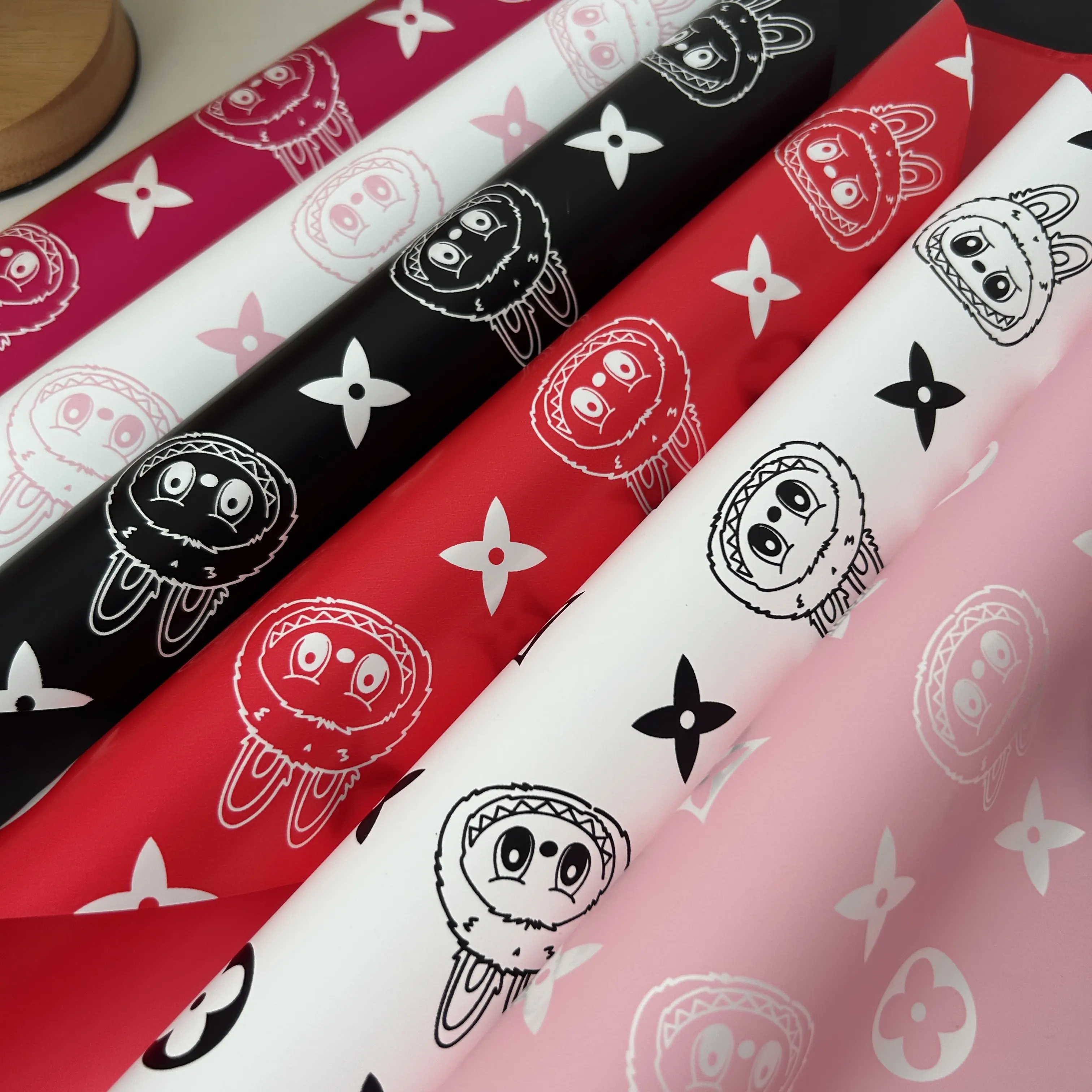 Papel Impermeable Labubu para Flores - Diseño de Artista Coleccionable 