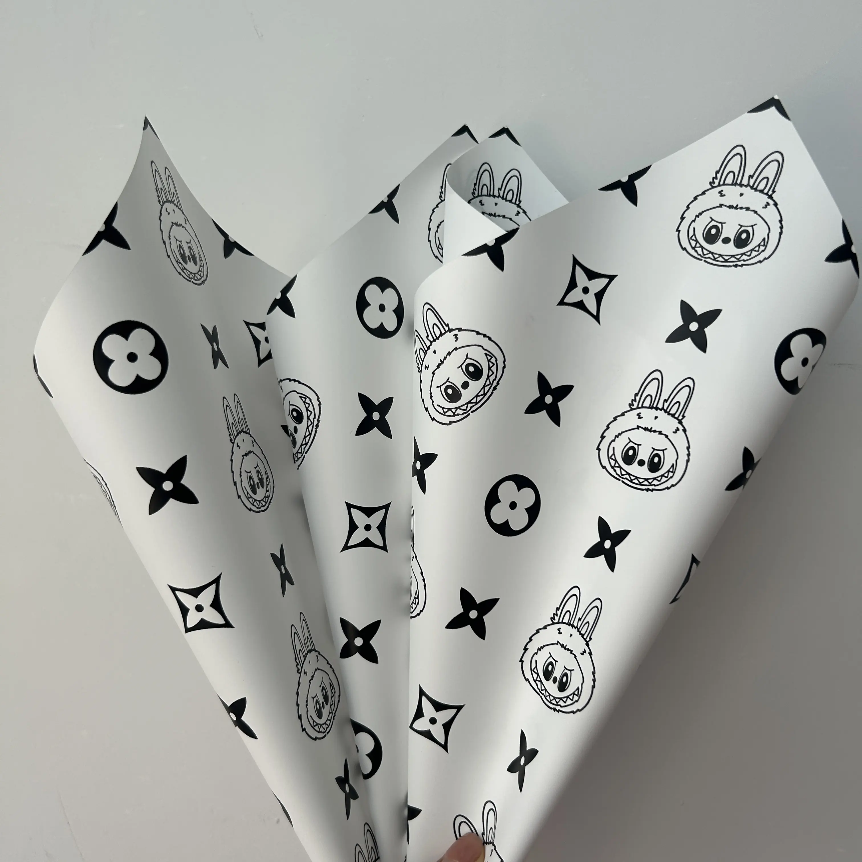 Papel Impermeable Labubu para Flores - Diseño de Artista Coleccionable 