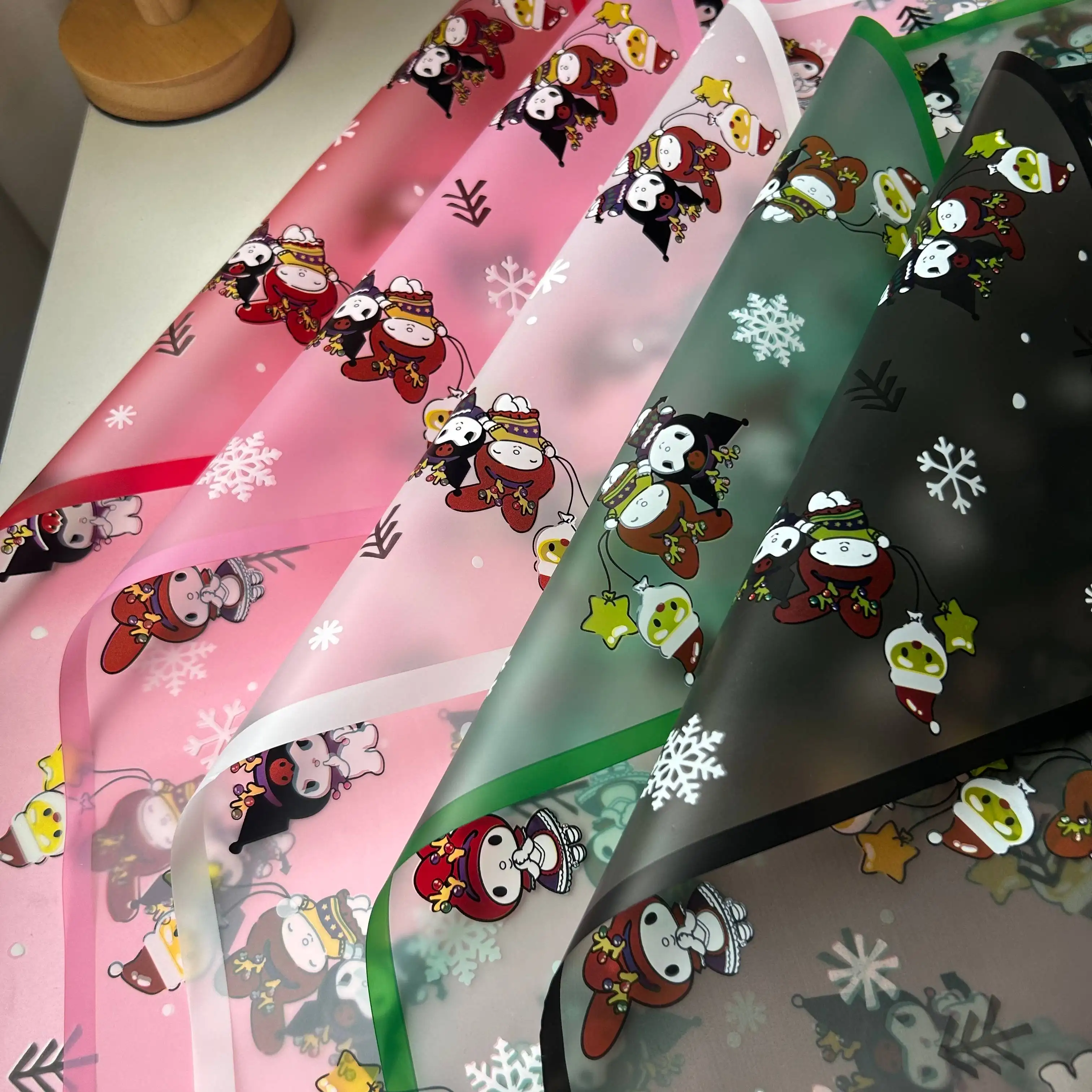 Papel Coreano Navideño Kuromi - Tono Sólido con Contorno Metálico (Edición Coleccionista) | Rollos de Lujo para Flores-ywys