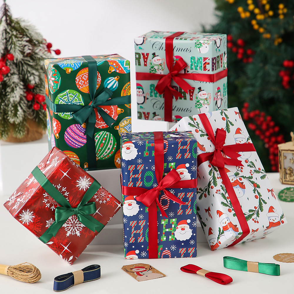 Papel de Regalo Navideño con Diseños de Santa Claus, Renos y Copos de Nieve 