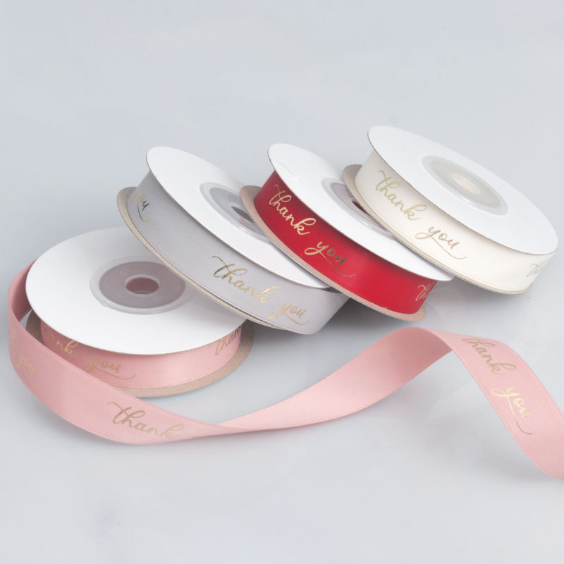 Cinta de Poliéster de 1.6cm con Estampado Dorado en Inglés - Para Flores, Repostería y Regalos - Proveedor Mayorista