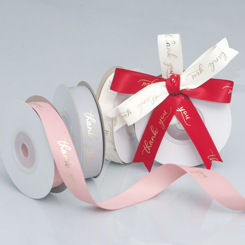 Cinta de Poliéster de 1.6cm con Estampado Dorado en Inglés - Para Flores, Repostería y Regalos - Proveedor Mayorista