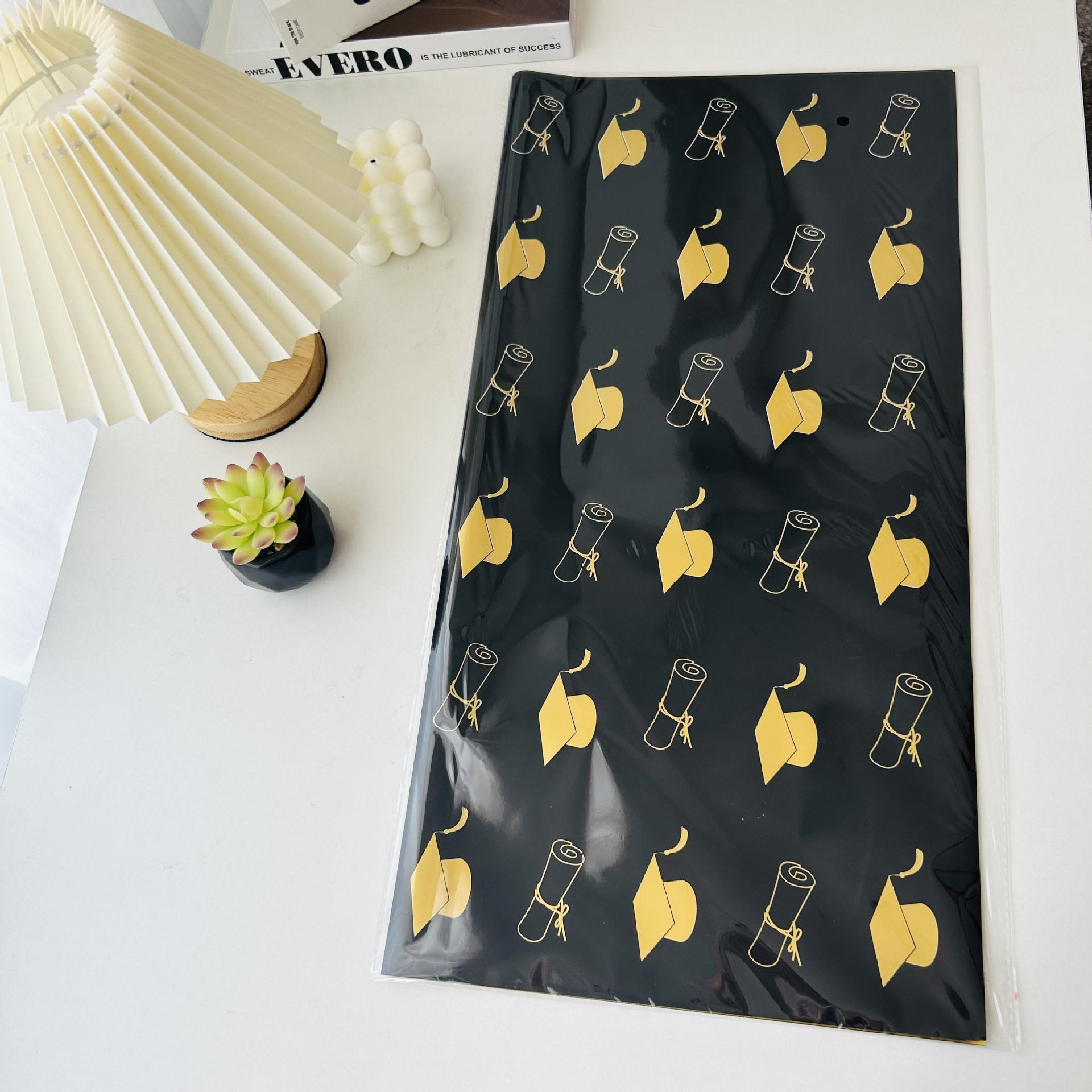 Papel para Ramos de Graduación con Estampado de Birrete y Estilo Elegante - Tema para Fiesta de Graduación Universitaria - Suministro para Floristerías y Mayoristas