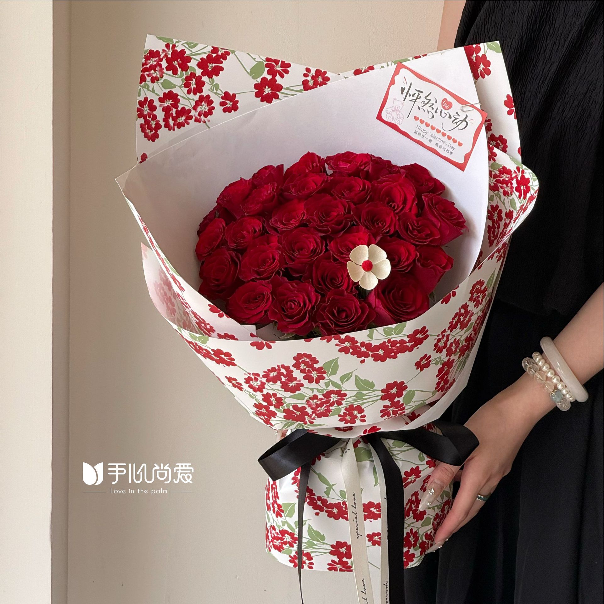 Papel para Envolver Flores con Estampado de Flores Densas 'Floral Cluster' - Film Impermeable Extra Grueso - Diseño de Moda para Florerías - Venta al por Mayor (Mín. 100 Unidades)