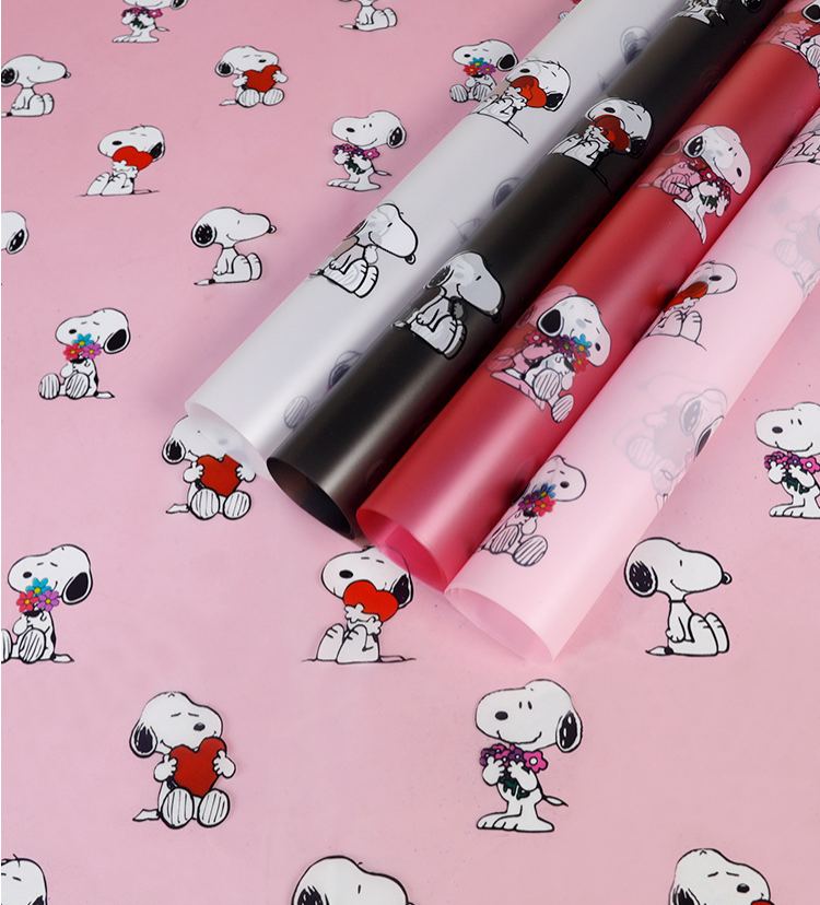 Papel Coreano Semi-Traslúcido con Snoopy - Acabado Mate Impermeable para Flores (Diseño Retro) | Mayoreo