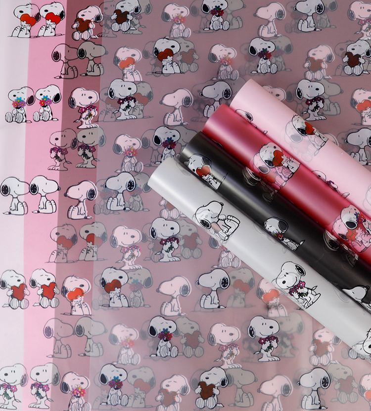 Papel Coreano Semi-Traslúcido con Snoopy - Acabado Mate Impermeable para Flores (Diseño Retro) | Mayoreo-ywys