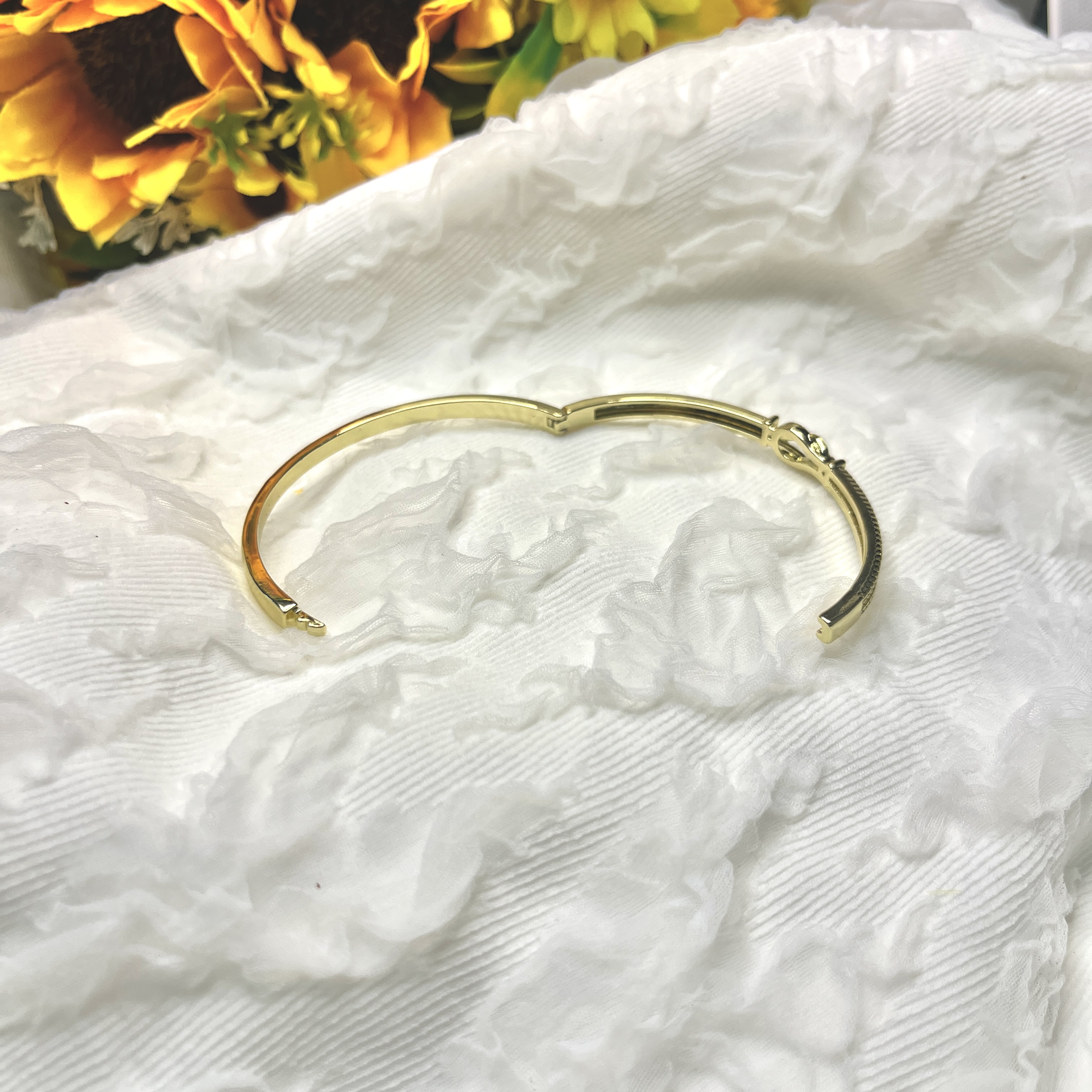 Personalized 1-12 Birthflowers Gift For Grandmom Knot Bangle