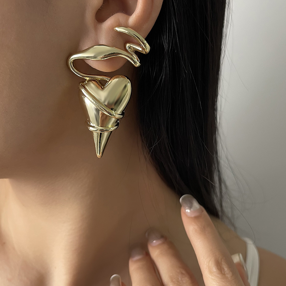 Wire-Wrapped Geometric Heart Thorn Stud Earrings