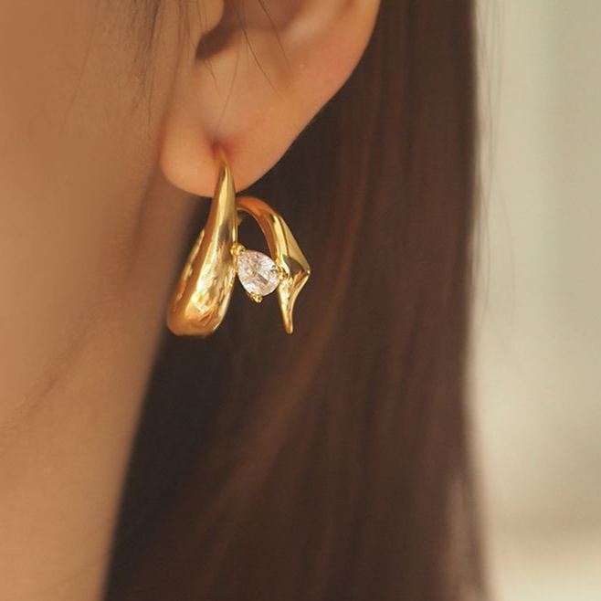 Quiet Curve Earrings