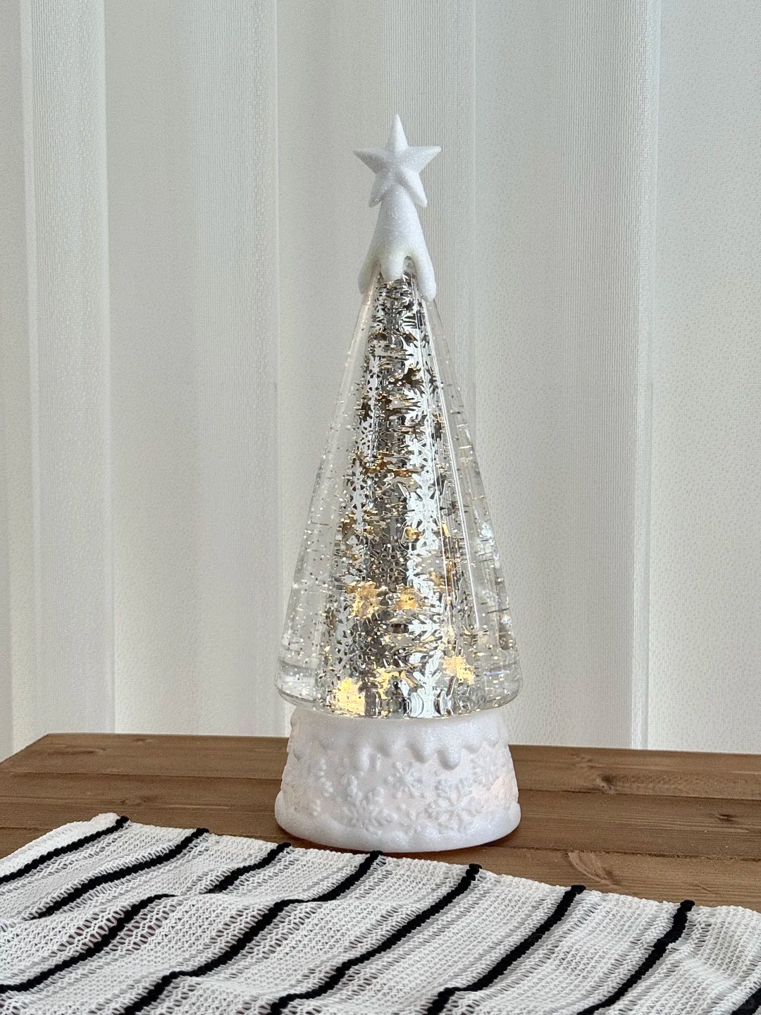 ✨ Snowflake-Illuminated Christmas Tree Ornament🎄