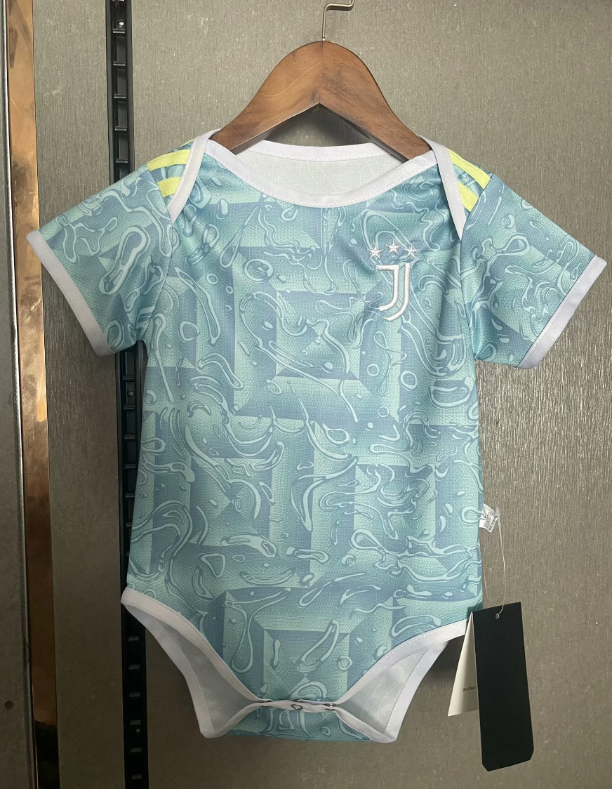 25/26 Juventus away baby size: 9-12