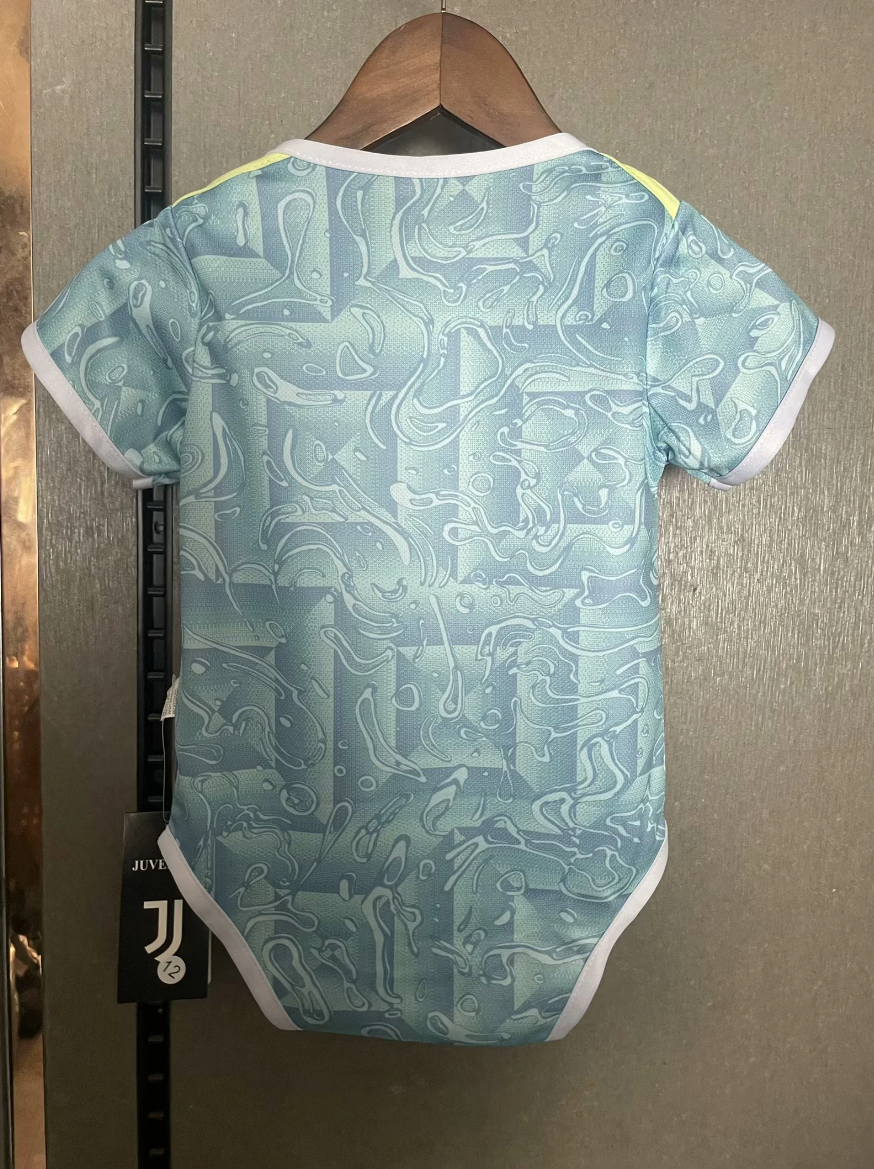 25/26 Juventus away baby size: 9-12