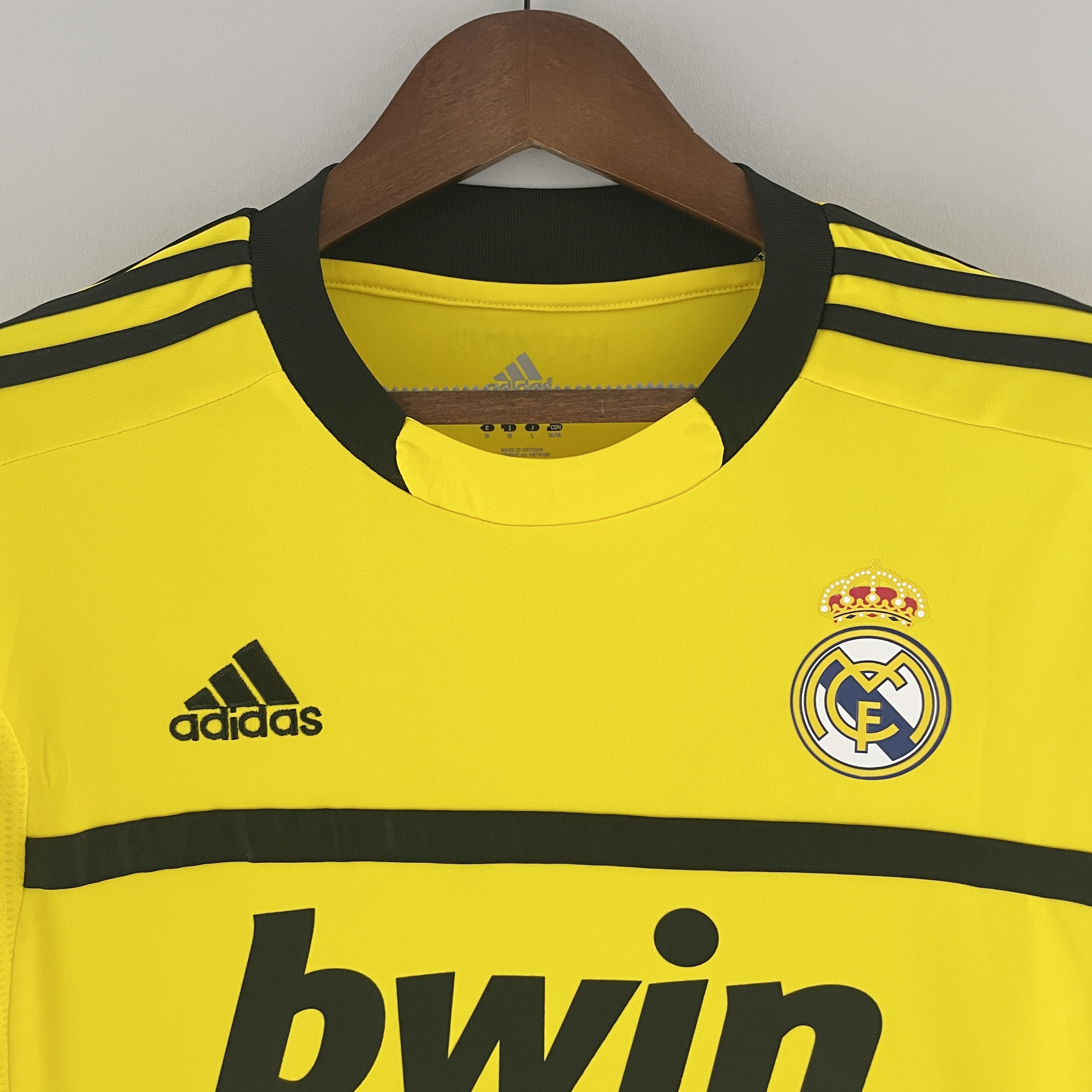 Retro Real Madrid 11/12 Goalkeeper with patch Yellow S-XXL