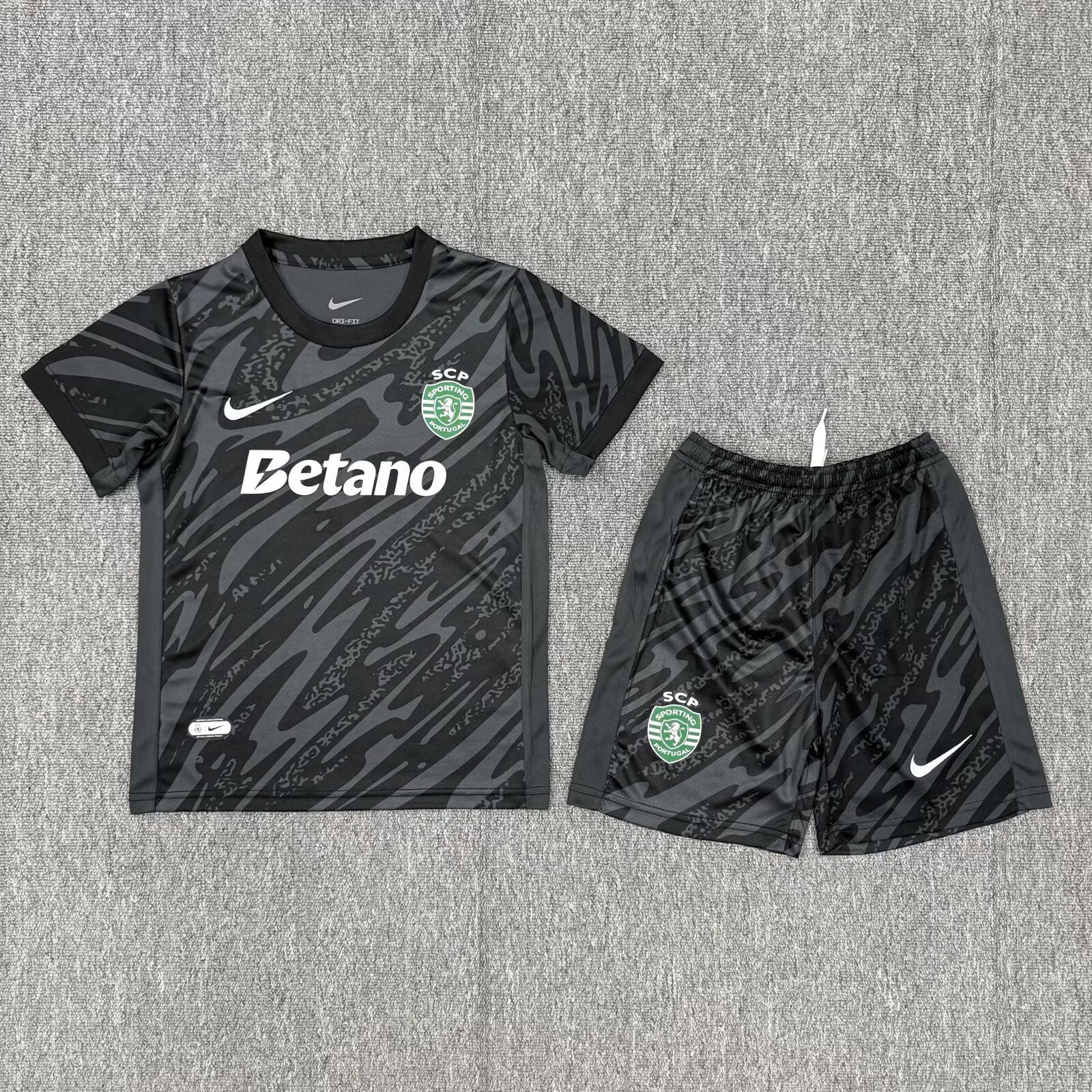 25-26 Sporting CP goalkeeper black kids Version size 16-28