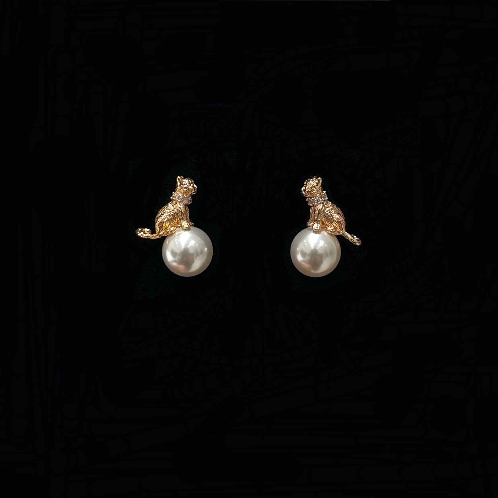 Cat pearl stud earrings