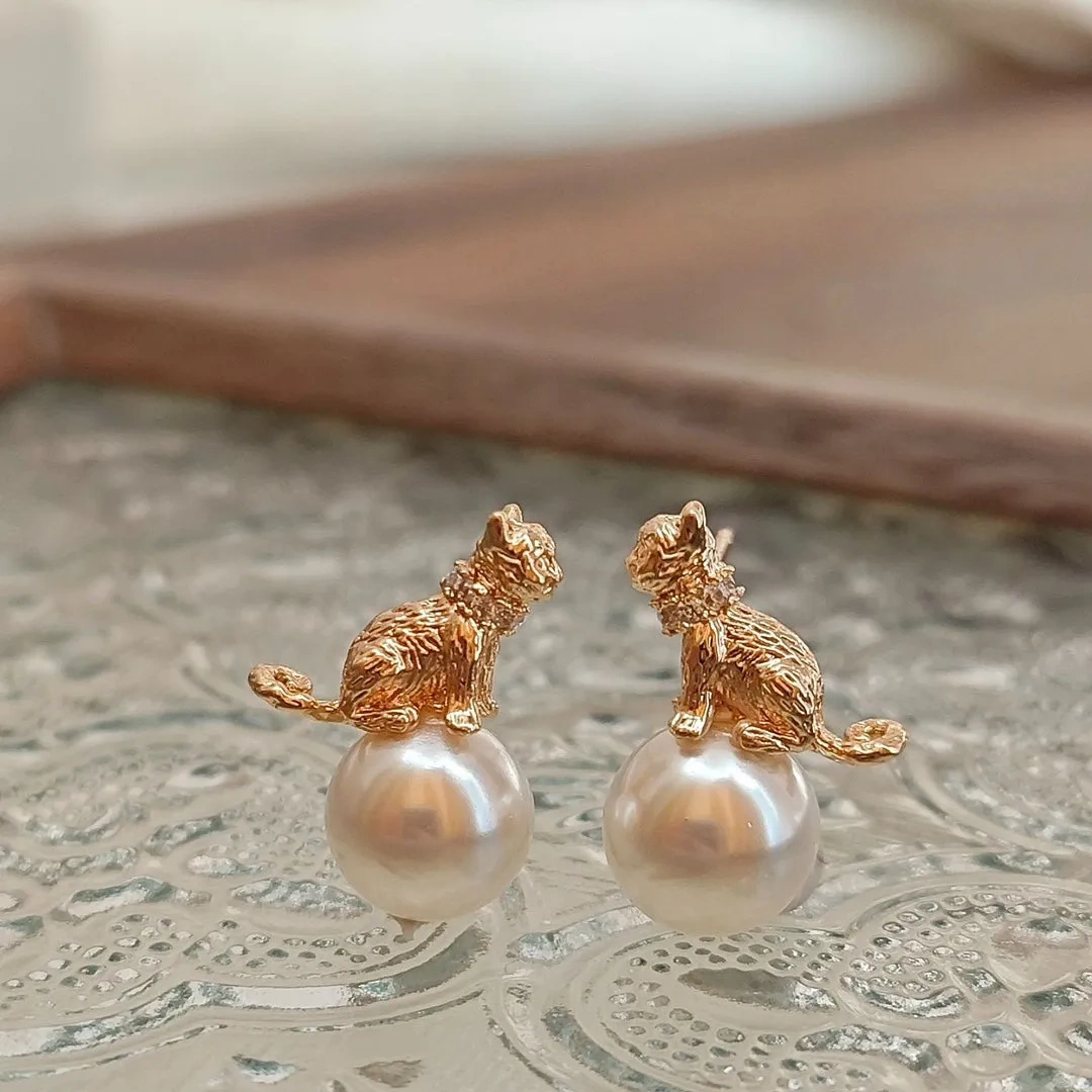 Cat pearl stud earrings
