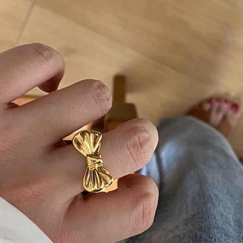 Super color retention! Metal bow ring
