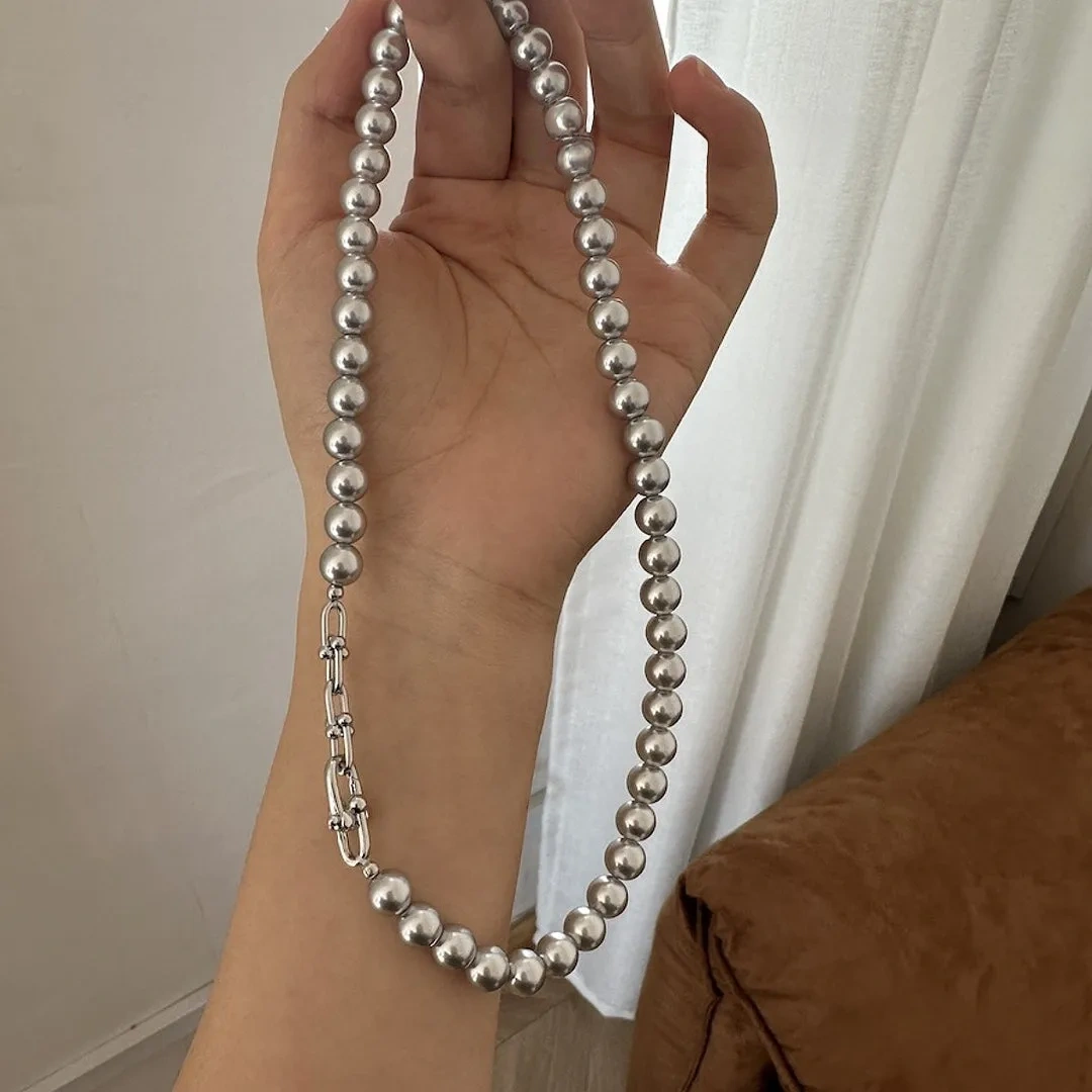 Silver-grey panelled horseshoe clasp pearl necklace