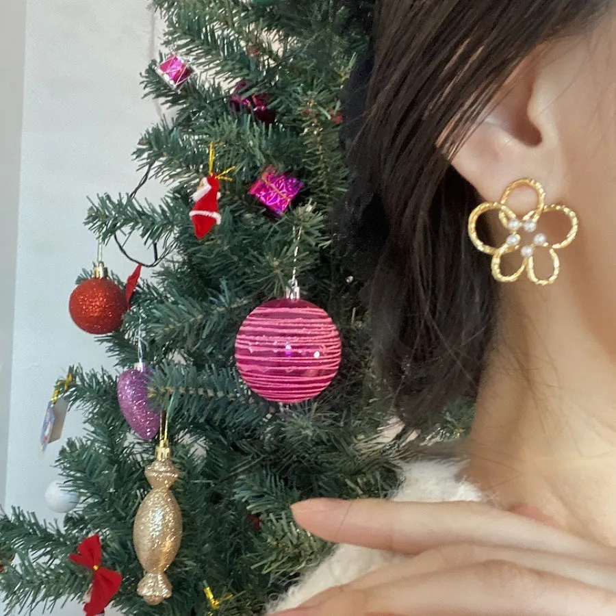 Cut-out flower stud earrings